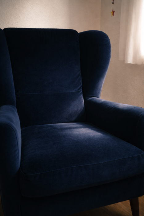 blauer Ohrensessel Ort für Bewusstwerdung