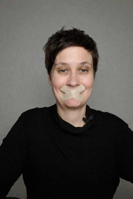 Sabine mit zugeklebtem Mund für Klappe halten